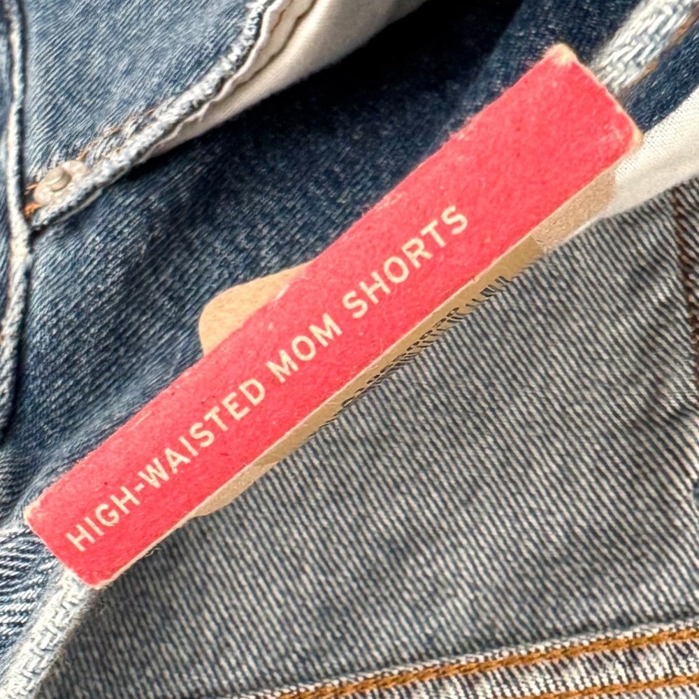 NWT Levi's High-Waisted Mom Shorts Medium Wash Frayed Hem Denim Women's Sz 32 - Picture 10 of 11